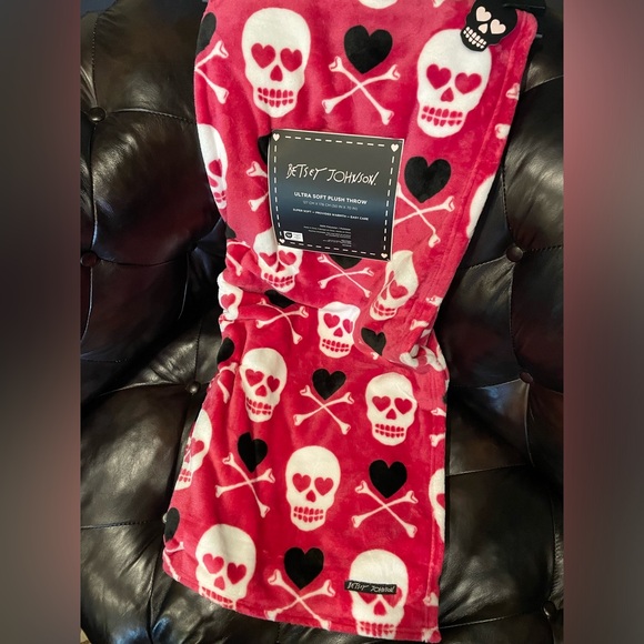 Betsey Johnson Other - BETSEY JOHNSON NWT Pink Skulls Crossbones Ultra Soft Plush Throw Blanket 💖💀🖤